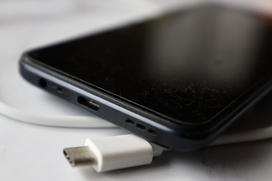 Un teléfono Android y un cable USB-C